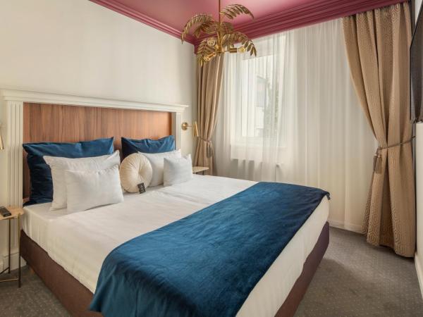 Queen's Court Hotel & Residence : photo 1 de la chambre suite supérieure lit king-size