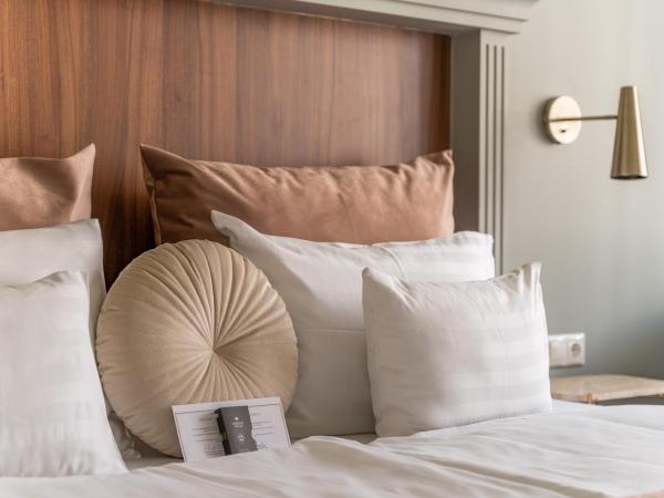 Queen's Court Hotel & Residence : photo 7 de la chambre chambre double avec lit king-size
