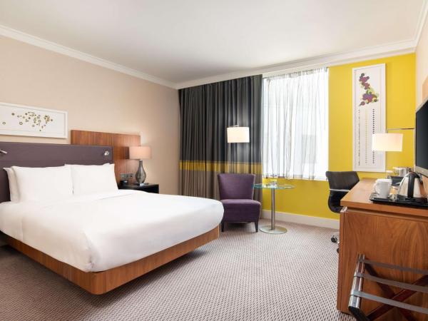 Hilton London Wembley : photo 1 de la chambre chambre lit queen-size - pour personnes à mobilité réduite