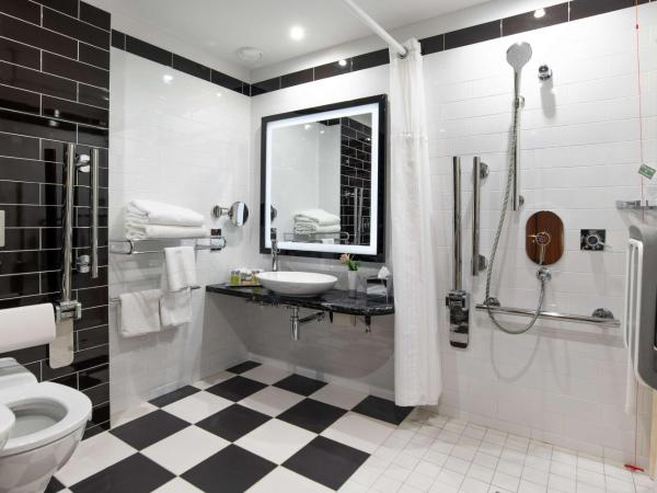 Hilton London Wembley : photo 5 de la chambre chambre lit queen-size - pour personnes à mobilité réduite