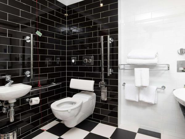 Hilton London Wembley : photo 3 de la chambre chambre lit queen-size - pour personnes à mobilité réduite