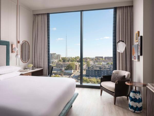 Hyatt Centric Downtown Nashville : photo 1 de la chambre chambre lit king-size avec douche accessible en fauteuil roulant - adaptée aux personnes à mobilité réduite