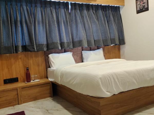 HOTEL LAVISH : photo 4 de la chambre chambre lit king-size