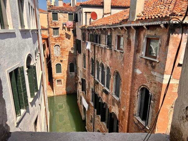 Hotel Canada : photo 4 de la chambre chambre double ou lits jumeaux - vue sur canal