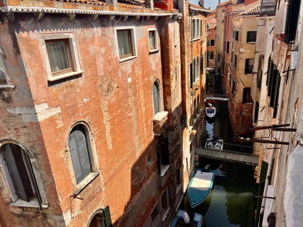 Hotel Canada : photo 7 de la chambre chambre double ou lits jumeaux - vue sur canal