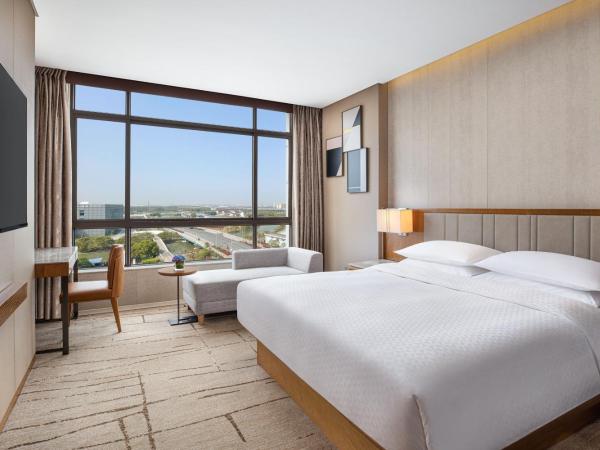 Four Points by Sheraton Shanghai, Kangqiao : photo 1 de la chambre premier room with guest room with 1 king, city view