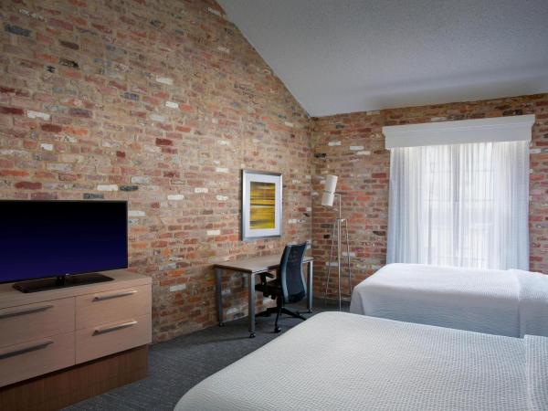 Courtyard by Marriott New Orleans Warehouse Arts District : photo 1 de la chambre suite 1 chambre avec 2 lits queen-size