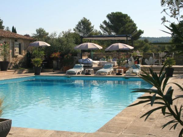 Chambre d'hôtes chez Maguy B-Villa Makeire : photo 1 de la chambre chambre lit queen-size - vue sur piscine