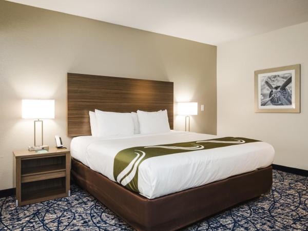 Quality Suites Houston Hobby Airport : photo 1 de la chambre suite lit king-size avec canapé-lit - non-fumeurs