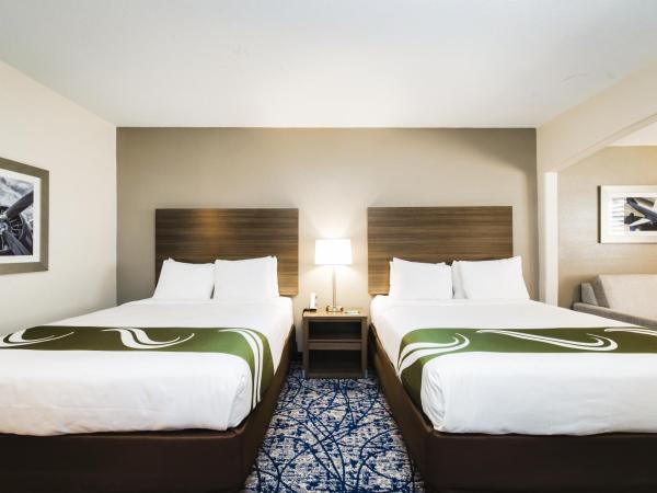 Quality Suites Houston Hobby Airport : photo 3 de la chambre queen suite with two queen beds and sofa - disability access/non smoking