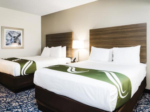 Quality Suites Houston Hobby Airport : photo 2 de la chambre queen suite with two queen beds and sofa - disability access/non smoking