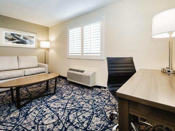 Quality Suites Houston Hobby Airport : photo 4 de la chambre queen suite with two queen beds and sofa - disability access/non smoking