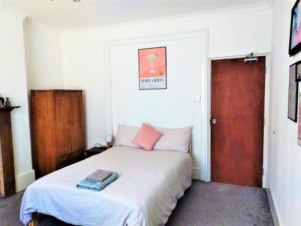 Solo Rooms : photo 4 de la chambre chambre double avec salle de bains commune