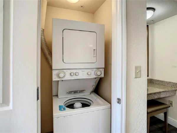 Cozy Orlando Resort Condo 4Mi from Disney : photo 6 de la chambre appartement avec balcon
