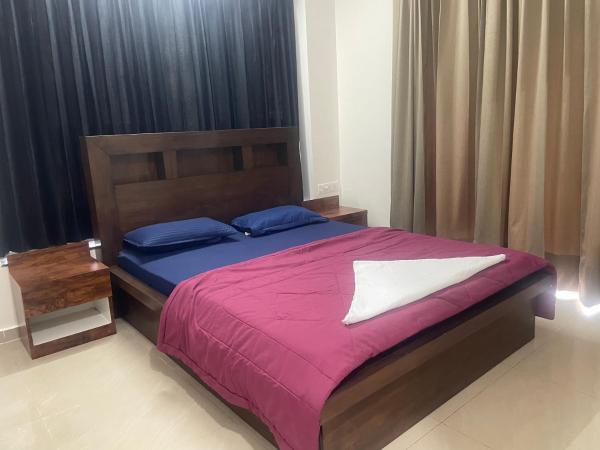 Royal Nest Premium : photo 8 de la chambre chambre lit king-size - vue sur lac