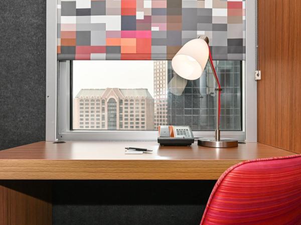 Aloft Charlotte City Center : photo 4 de la chambre aloft, larger guest room, 1 king, epicentre view