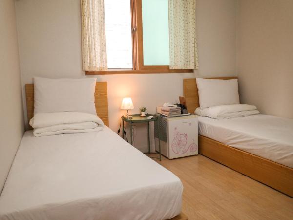 Starria Hostel foreign guest only : photo 1 de la chambre chambre lits jumeaux