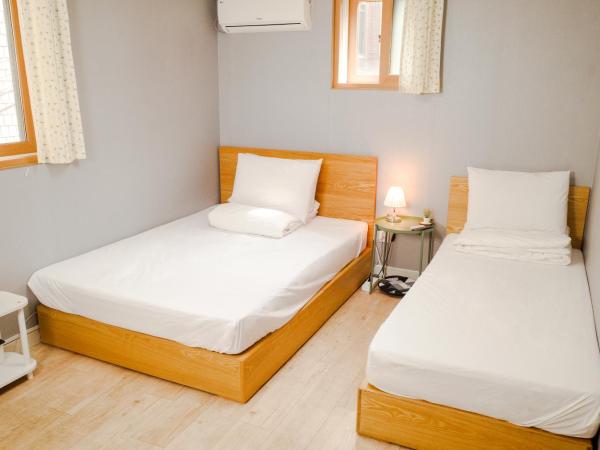 Starria Hostel foreign guest only : photo 1 de la chambre chambre triple