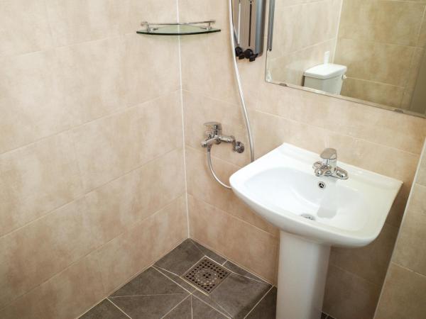 Starria Hostel foreign guest only : photo 8 de la chambre chambre triple