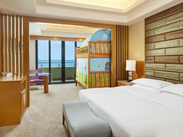 Four Points by Sheraton Hainan, Sanya : photo 3 de la chambre premium ocean view room, guest room, 2 doubles, ocean view, high floor, balcony