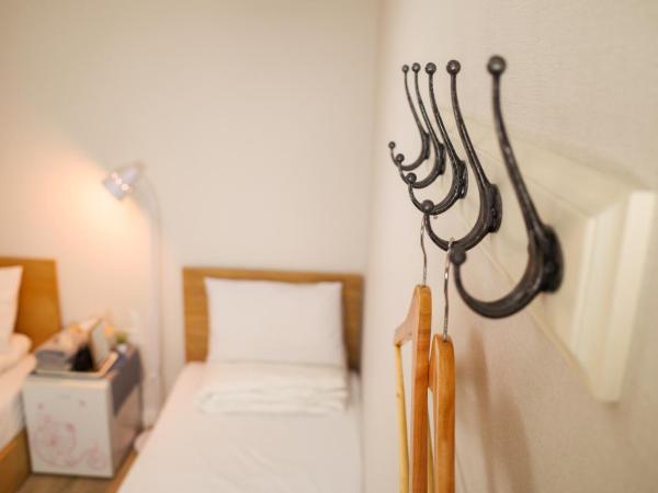 Starria Hostel foreign guest only : photo 4 de la chambre chambre lits jumeaux - sans fenêtre