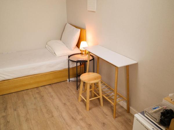 Starria Hostel foreign guest only : photo 5 de la chambre chambre simple sans fenêtre