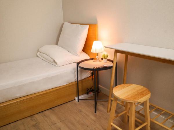 Starria Hostel foreign guest only : photo 1 de la chambre chambre simple sans fenêtre