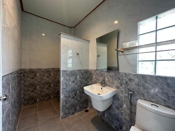 ชอว์ งาทอง รีสอร์ต Chor Ngar Thong Erawan Kanchanaburi : photo 5 de la chambre chambre familiale - vue sur montagne