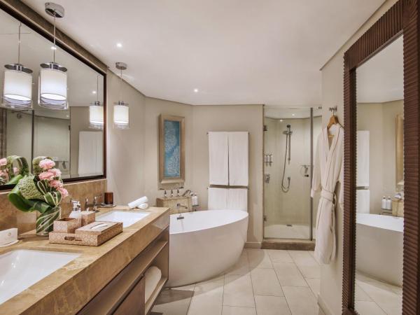 Royal Palm Beachcomber Luxury : photo 4 de la chambre suite junior