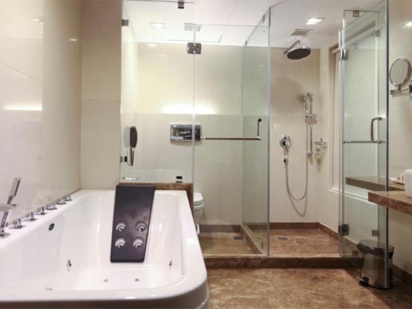 Hotel Suba Star Ahmedabad : photo 1 de la chambre suite with hot tub (10% off on laundry, 10% off on f&b, complimentary drivers accommodation)