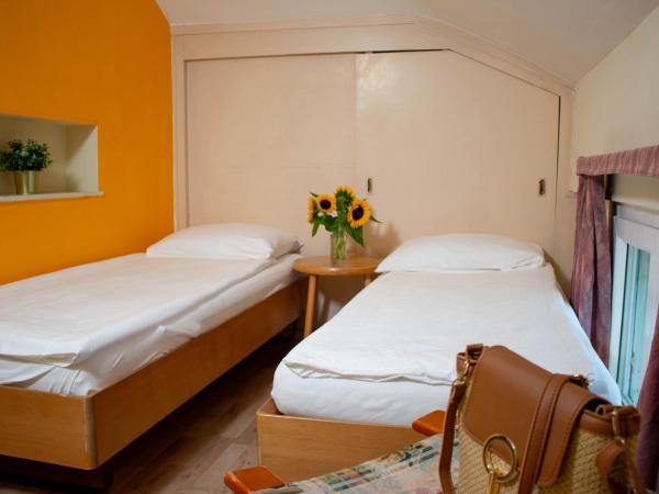 Easy Stay by Hotel La Perla : photo 5 de la chambre economy family room-easy stay