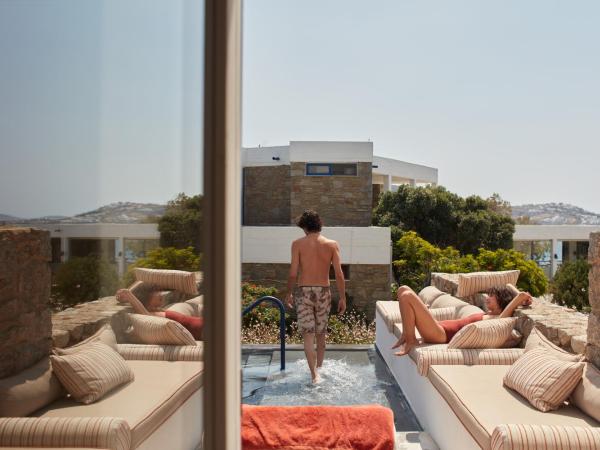 Mykonos Theoxenia, a member of Design Hotels : photo 1 de la chambre suite premium avec piscine privée - vue sur jardin