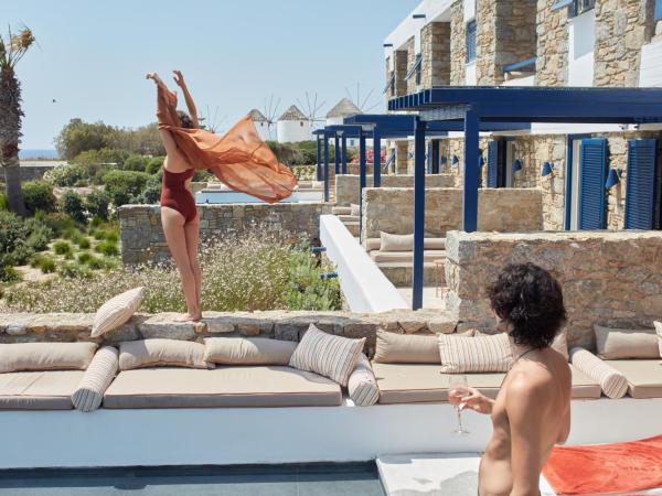 Mykonos Theoxenia, a member of Design Hotels : photo 4 de la chambre suite premium avec piscine privée - vue sur jardin