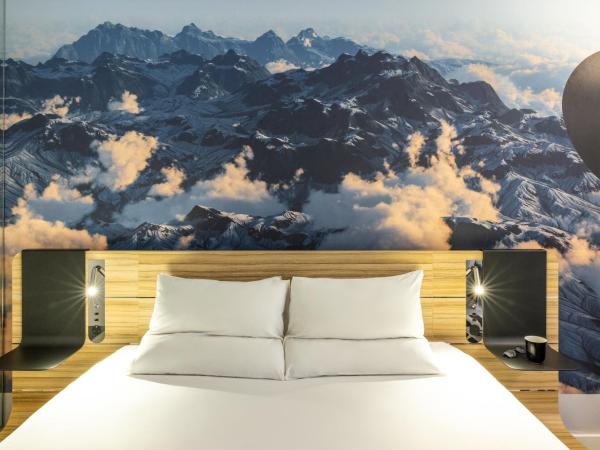 Novotel Leeds Centre : photo 1 de la chambre chambre lit queen-size et canapé