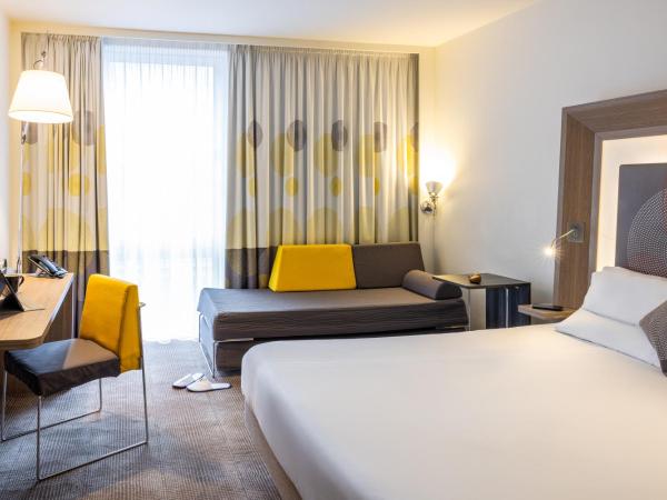 Novotel Leeds Centre : photo 2 de la chambre chambre exécutive avec lit queen-size et canapé