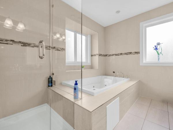 Luxurious Getaway in Vancouver-Private room with attached bathroom : photo 4 de la chambre chambre double ou lits jumeaux avec salle de bains privative