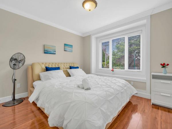 Luxurious Getaway in Vancouver-Private room with attached bathroom : photo 1 de la chambre chambre double ou lits jumeaux avec salle de bains privative