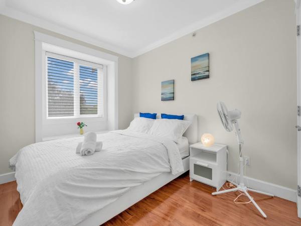 Luxurious Getaway in Vancouver-Private room with attached bathroom : photo 1 de la chambre chambre double avec salle de bains privative