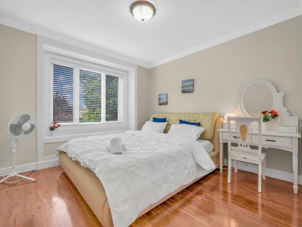 Luxurious Getaway in Vancouver-Private room with attached bathroom : photo 1 de la chambre chambre double ou lits jumeaux avec salle de bains privative