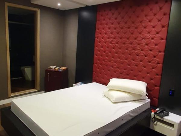 Motel Fantasy 3 (Adult Only) : photo 10 de la chambre suite lit queen-size avec baignoire spa