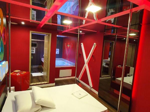 Motel Fantasy 3 (Adult Only) : photo 8 de la chambre suite lit queen-size avec baignoire spa