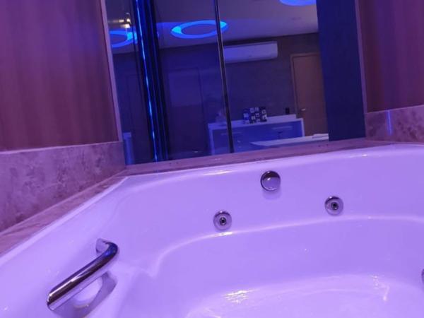 Motel Fantasy 3 (Adult Only) : photo 6 de la chambre suite lit queen-size avec baignoire spa