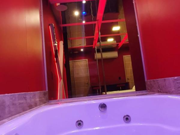 Motel Fantasy 3 (Adult Only) : photo 4 de la chambre suite lit queen-size avec baignoire spa
