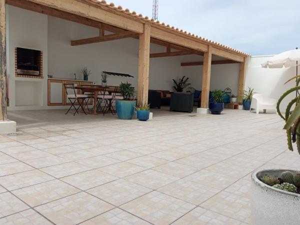 White Guest House : photo 8 de la chambre appartement 4 chambres avec terrasse