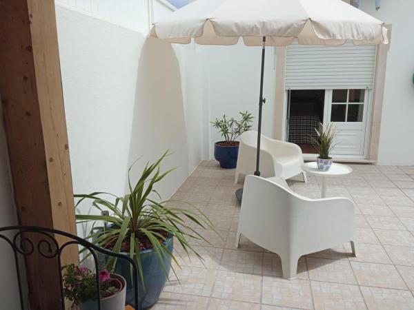 White Guest House : photo 6 de la chambre appartement 4 chambres avec terrasse