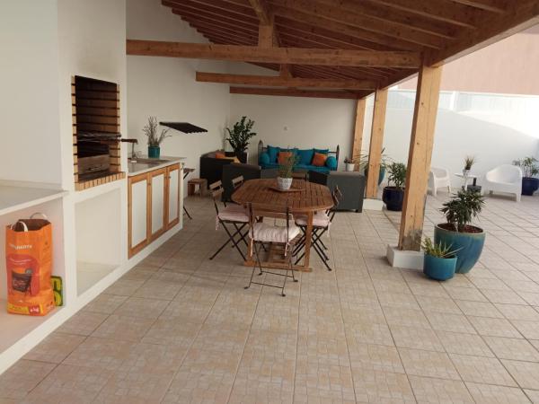 White Guest House : photo 1 de la chambre appartement 4 chambres avec terrasse