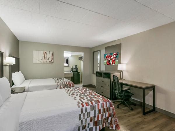 Red Roof Inn Baltimore : photo 2 de la chambre chambre deluxe avec 2 lits doubles - non-fumeurs
