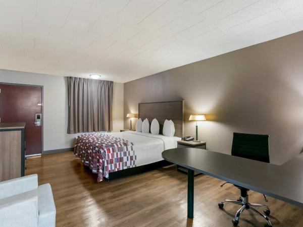 Red Roof Inn Baltimore : photo 1 de la chambre chambre lit king-size supérieure - non-fumeurs