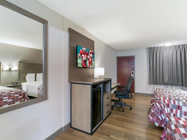 Red Roof Inn Baltimore : photo 3 de la chambre chambre deluxe avec 2 lits doubles - non-fumeurs