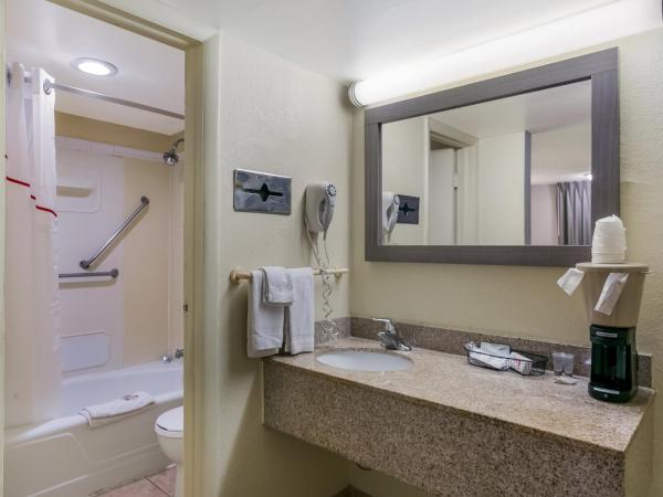 Red Roof Inn Baltimore : photo 4 de la chambre chambre standard avec 2 lits doubles - non-fumeurs